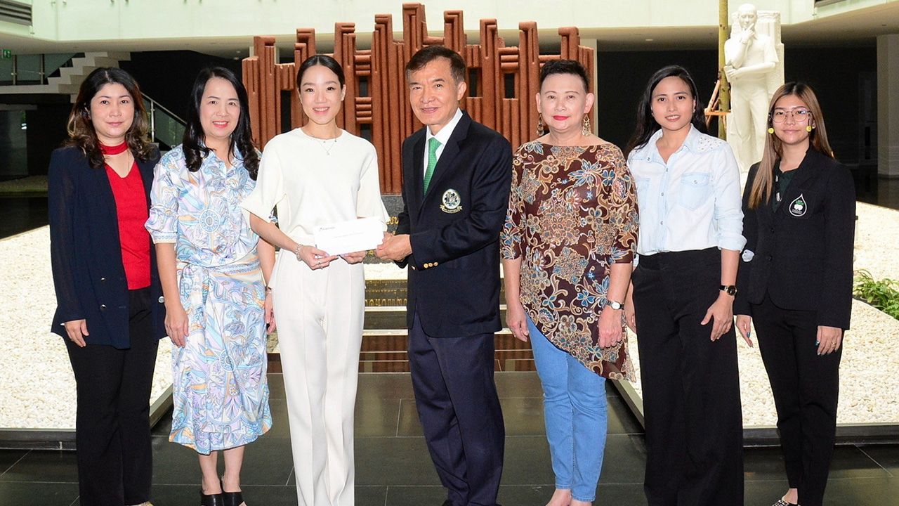 เพื่อการศึกษา สุฐิตา โชติจุฬางกูร รอง กก.ผจก.ใหญ่ เดอะ แพลทินัม กรุ๊ป มอบเงินจำนวน 100,000 บาท ให้ สราวุธ วัชรพล เพื่อสมทบทุนมูลนิธิไทยรัฐ โดยมี พรพรรณ พจนพริ้ง, ไพลิน ศิริพัฒน์, ศศิธร แย้มศิลา และ รัชดาภรณ์ บุญต่อ มาร่วมในพิธีด้วย ที่ สนง.นสพ.ไทยรัฐ วันก่อน.