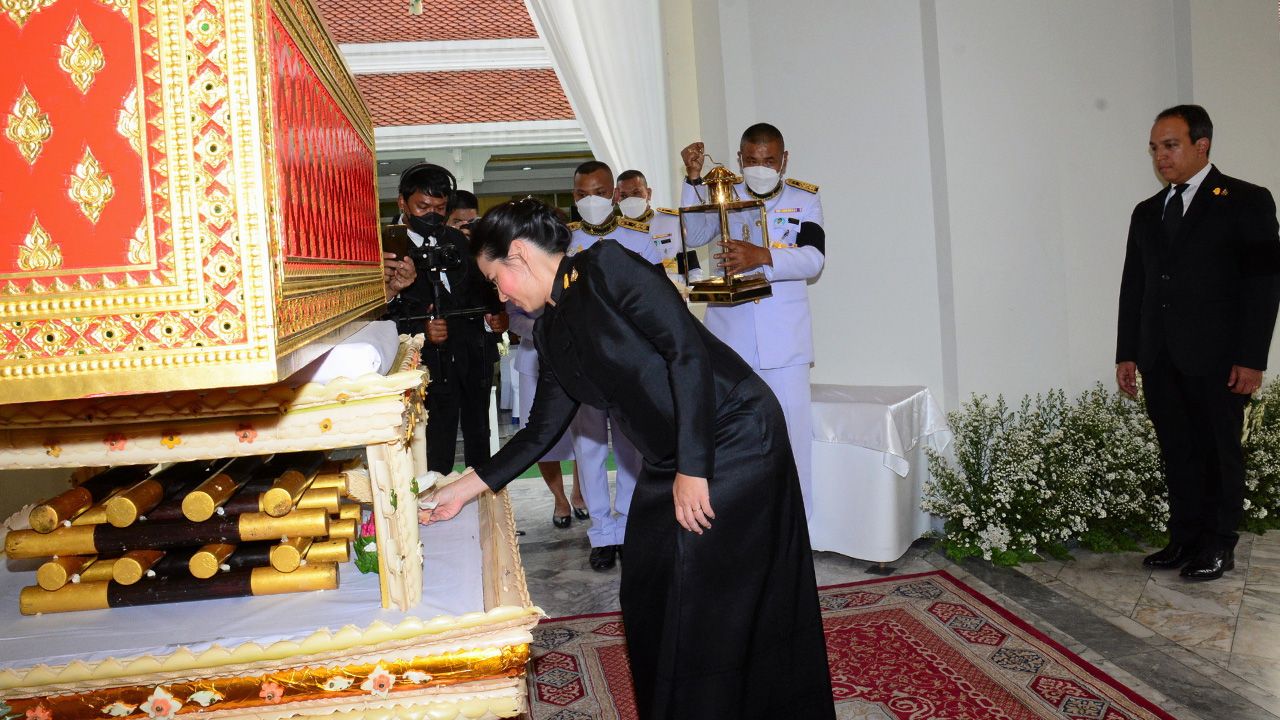 ปลายทางชีวิต ท่านผู้หญิงพลอยไพลิน เจนเซ่น เป็นประธานในพิธีพระราชทานเพลิงศพ ม.ร.ว.สมลาภ กิติยากร เลขานุการใน พระเจ้าวรวงศ์เธอ พระองค์เจ้าโสมสวลี กรมหมื่นสุทธนารีนาถ ท่ามกลางญาติมิตรมาร่วมในพิธีด้วย ที่วัดเทพศิรินทราวาสวรวิหาร วันก่อน.