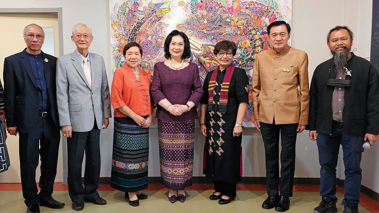 งานศิลป์ คุณหญิงปัทมา ลีสวัสดิ์ตระกูล เป็นประธานการประชุมคณะกรรมการกองทุนส่งเสริมงานวัฒนธรรมและเปิดโครงการถ่ายทอดงานศิลป์กับศิลปินแห่งชาติ โดยมี โกวิท ผกามาศ และ เบญจวรรณ สร่างนิทร มาร่วมงานด้วย ที่มหาวิทยาลัยแม่ฟ้าหลวง จ.เชียงราย วันก่อน.