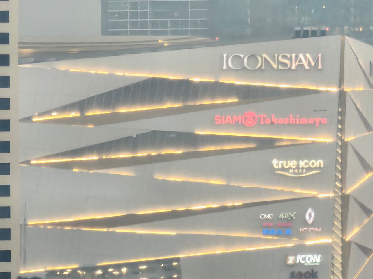 ภาพจากการซูมระยะไกล จากเยาวราช ไปยังไอคอน สยาม