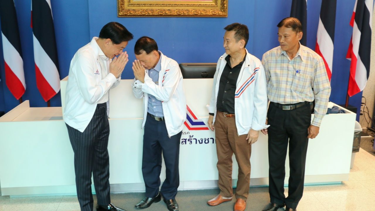นายโกวิทย์ พวงงาม หัวหน้าพรรคพลังท้องถิ่นไทเดินทางมาสมัครเป็นสมาชิกพรรครวมไทยสร้างชาติ (รทสช.) โดยมี นายพีระพันธุ์ สาลีรัฐวิภาค หัวหน้าพรรค และนายชัชวาลล์ คงอุดม รองหัวหน้าพรรคให้การต้อนรับ