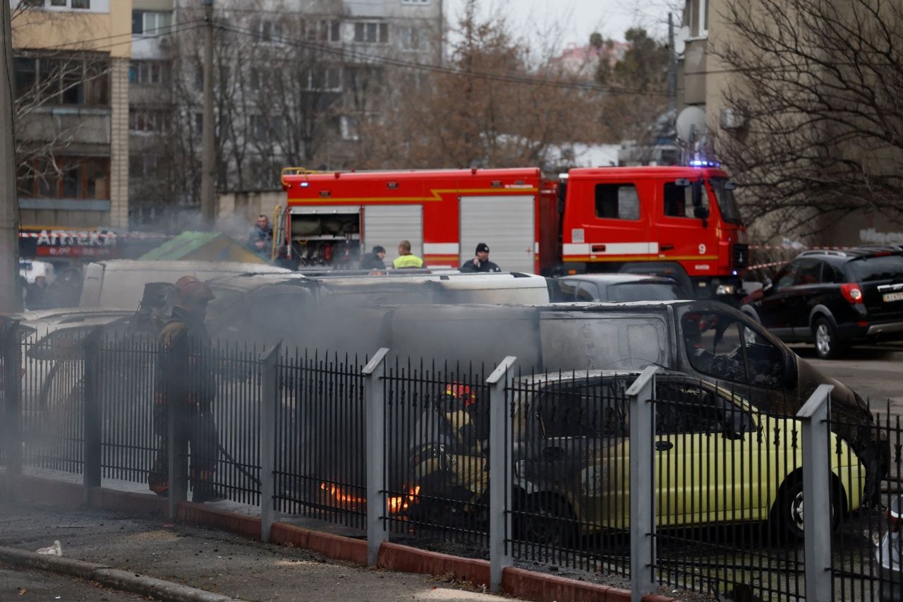 พนักงานดับเพลิงยูเครน พยายามดับไฟที่ลุกไหม้รถยนต์ หลังรัสเซียยิงมิสไซล์มาโจมตีกรุงเคียฟ และหลายเมืองทั่วยูเครน เมื่อ 9 มี.ค.2566 