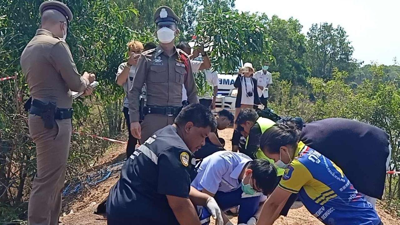 ตชด. กลับเยี่ยมบ้าน ขับปิกอัพตกลำห้วย ดับพร้อมอา 2 ศพ