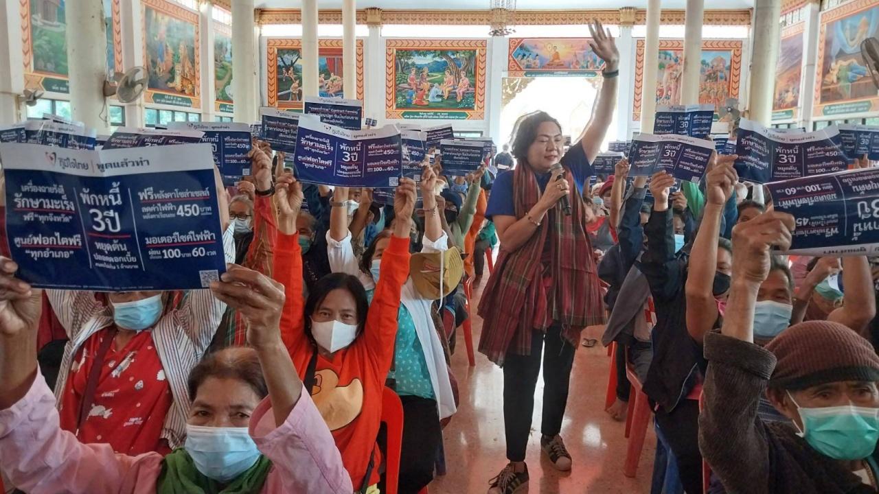 "แม่ใหญ่จิ๋ว" ชูนโยบายพรรค ภท. อ้อนชาวสุรินทร์ เสียงเชียร์กระหึ่ม