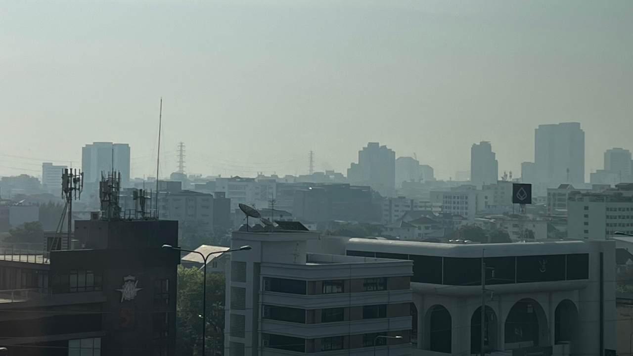 คนกรุงอ่วม เช้านี้ฝุ่น PM 2.5 พุ่งเกินมาตรฐาน 61 พื้นที่ มีผลกระทบต่อสุขภาพ