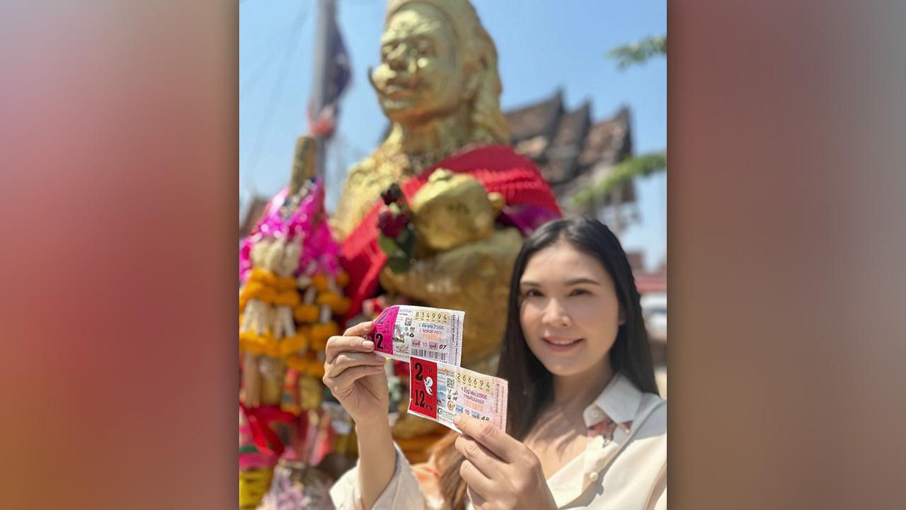 ฝน ธนสุนทร โชว์ลอตเตอรี่หลังไปไหว้พระวัดดัง แฟนๆ แห่ส่องเลขรัวๆ