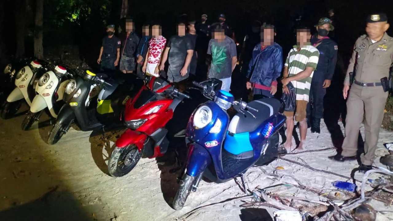 จับ 4 ตำรวจคลองใหญ่แก๊งส่งรถข้ามประเทศ นำมอเตอร์ไซค์ลงเรือขายเขมร