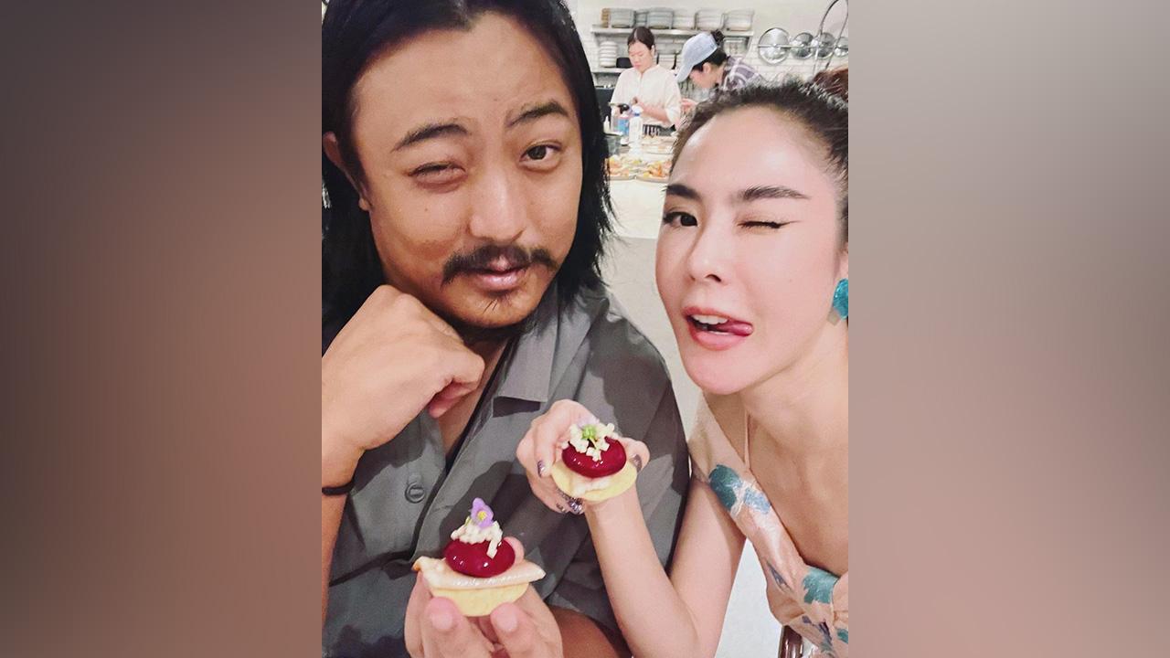 กลายเป็นสายแบ๊ว เมื่อ "พีค-ภัทรศยา" โพสท่าสุดมุ้งมิ้ง กับ "ต๊อด-ศิณะ"