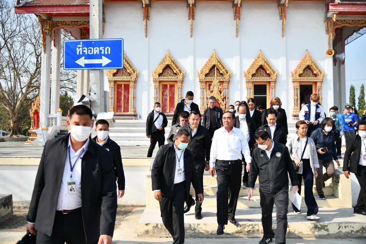 พล.อ.ประยุทธ์ จันทร์โอชา นายกรัฐมนตรีและรมว.กลาโหม พร้อมคณะ เดินทางมาถึงที่วัดใหม่หญ้าไทร จ.พระนครศรีอยุธยา เพื่อตรวจเยี่ยมโครงการปรับปรุงชลประทานเจ้าพระยาฝั่งตะวันตก