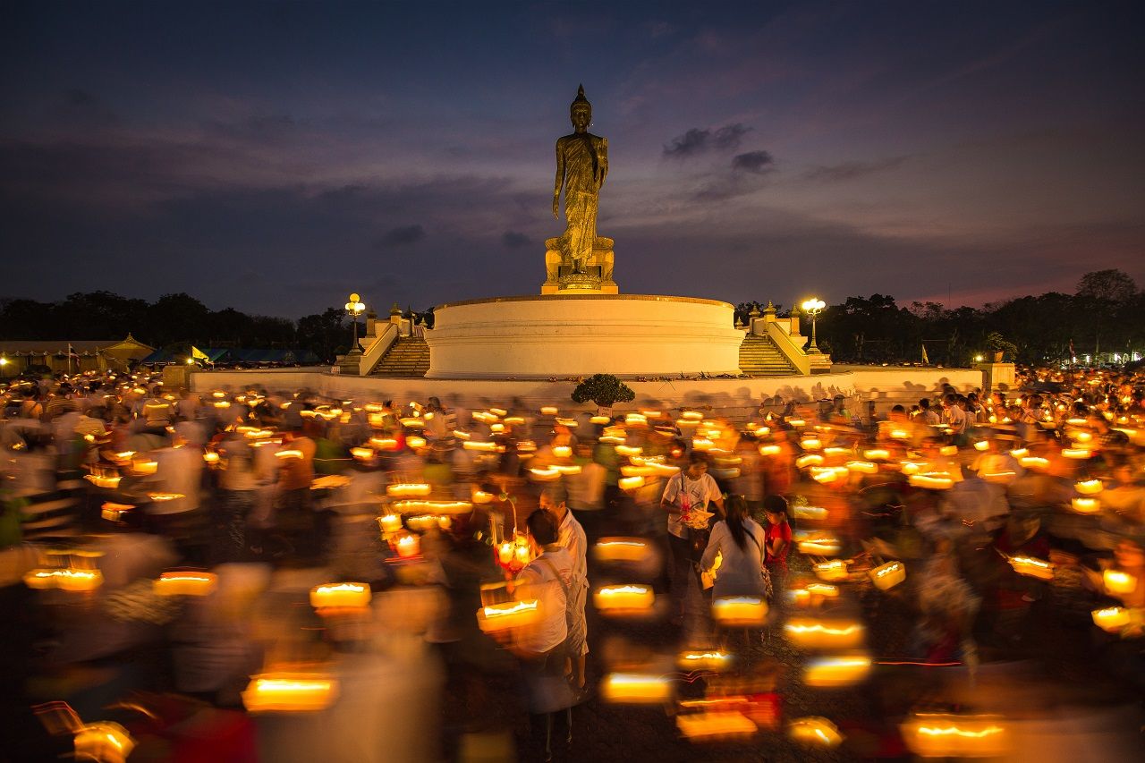 หนึ่งในกิจกรรมของชาวพุทธในวันมาฆบูชาคือการไปเวียนเทียนในช่วงเย็นที่วัด