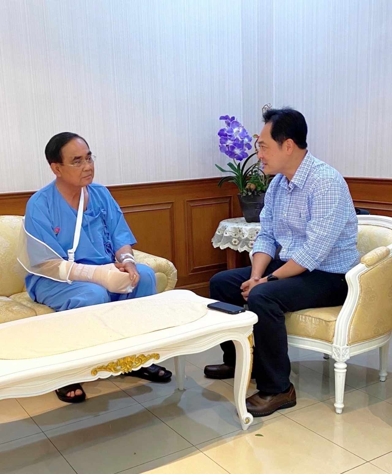 พลเอก ประยุทธ์ จันทร์โอชา นายกรัฐมนตรี และรัฐมนตรีว่าการกระทรวงกลาโหม แอดมิตที่โรงพยาบาลพระมงกุฎเกล้า เนื่องจากอาการมือขวาบวม