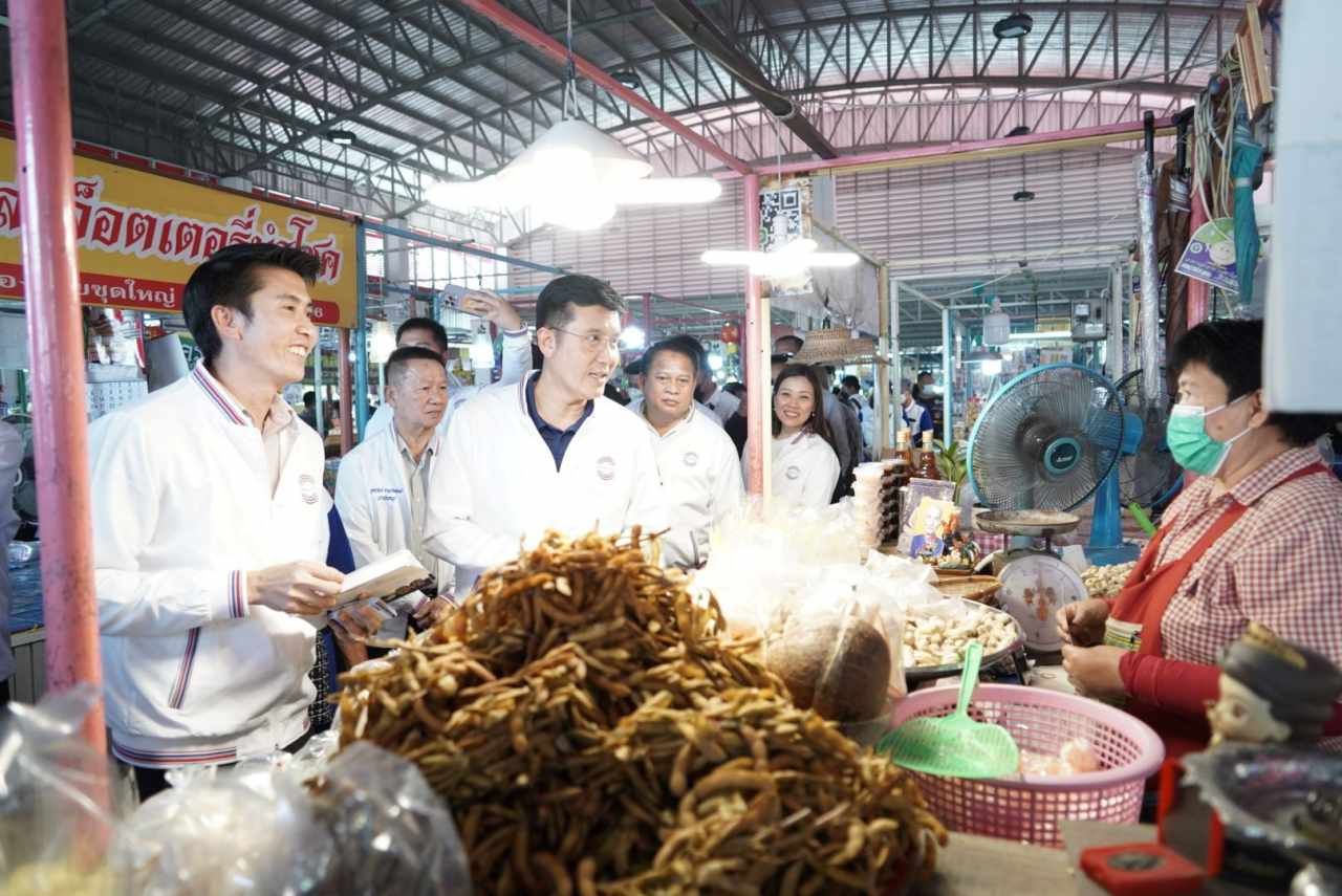 นายชัยวุฒิ ธนาคมานุสรณ์ รองหัวหน้าพรรคพลังประชารัฐ พร้อมว่าผู้สมัครจังหวัดปทุมธานี ลงพื้นที่ ตลาดริมน้ำวัดศาลเจ้า 