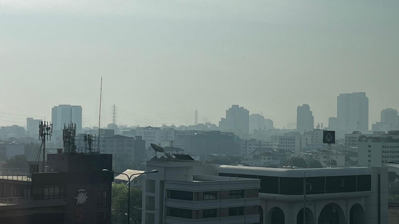 เริ่มกระทบสุขภาพ ค่าฝุ่น PM 2.5 ช่วงบ่ายยังอ่วม พุ่งเกินมาตรฐาน 64 พื้นที่