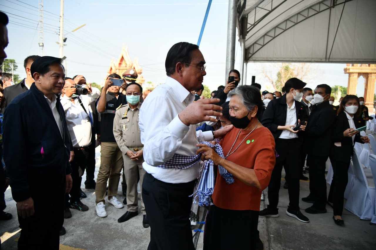 พล.อ.ประยุทธ์ จันทร์โอชา นายกรัฐมนตรีและรมว.กลาโหม มีอาการมือบวมอย่างเห็นได้ชัด ขณะลงพื้นที่ จ.พระนครศรีอยุธยา เมื่อวันที่ 3 มีนาคม 2566