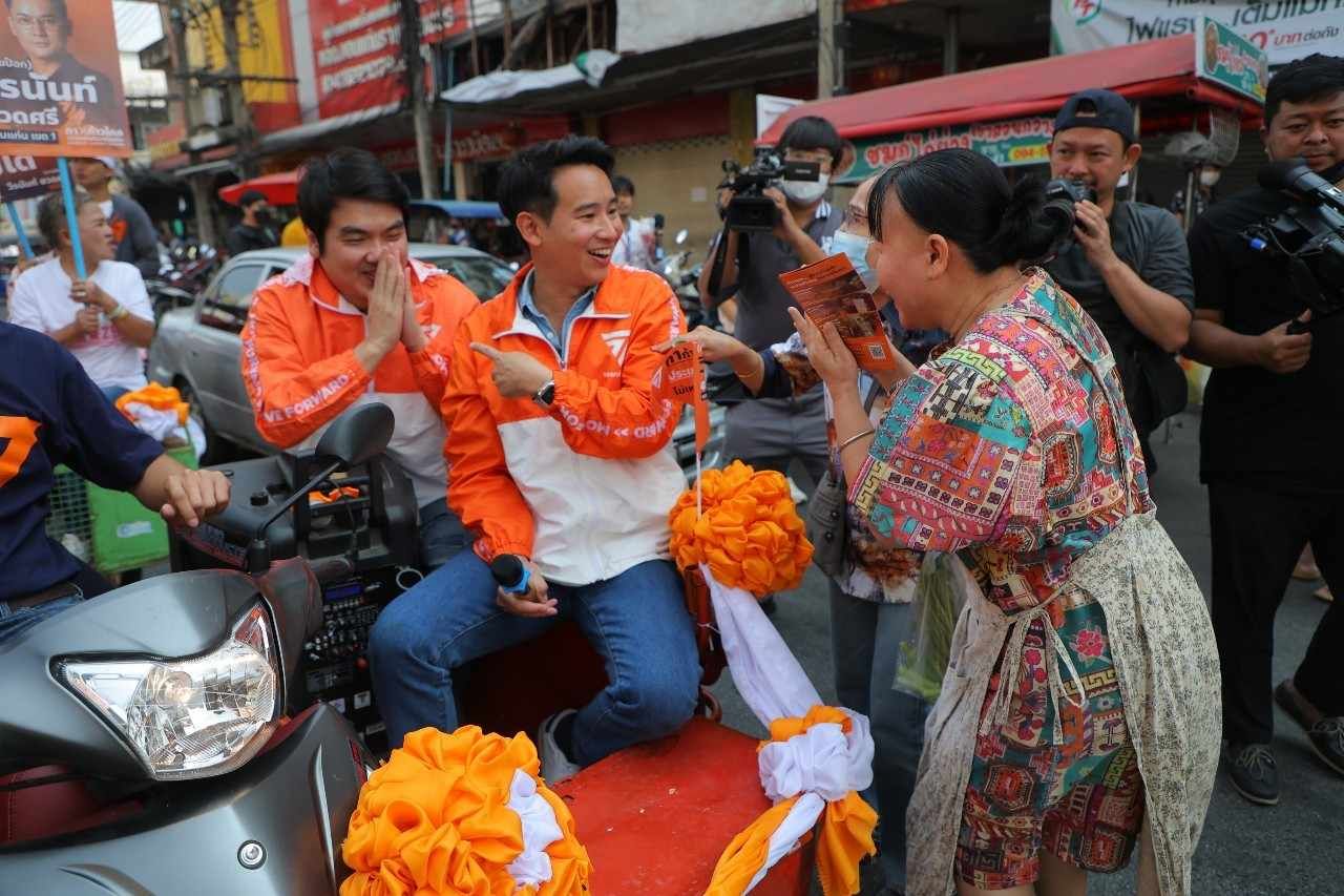 นายพิธา ลิ้มเจริญรัตน์ หัวหน้าพรรคก้าวไกล พร้อมด้วยนาย ปิยบุตร แสงกนกกุล เลขาธิการคณะก้าวหน้า ในฐานะผู้ช่วยหาเสียงของพรรค ใช้ขบวนรถสามล้อและมอเตอร์ไซค์พ่วงข้างแห่ไปรอบตัวเมืองขอนแก่น ช่วยนายวีรนันท์ ฮวดศรี ว่าที่ผู้สมัคร ส.ส.ขอนแก่น เขต 1 พรรคก้าวไกล หาเสียง 