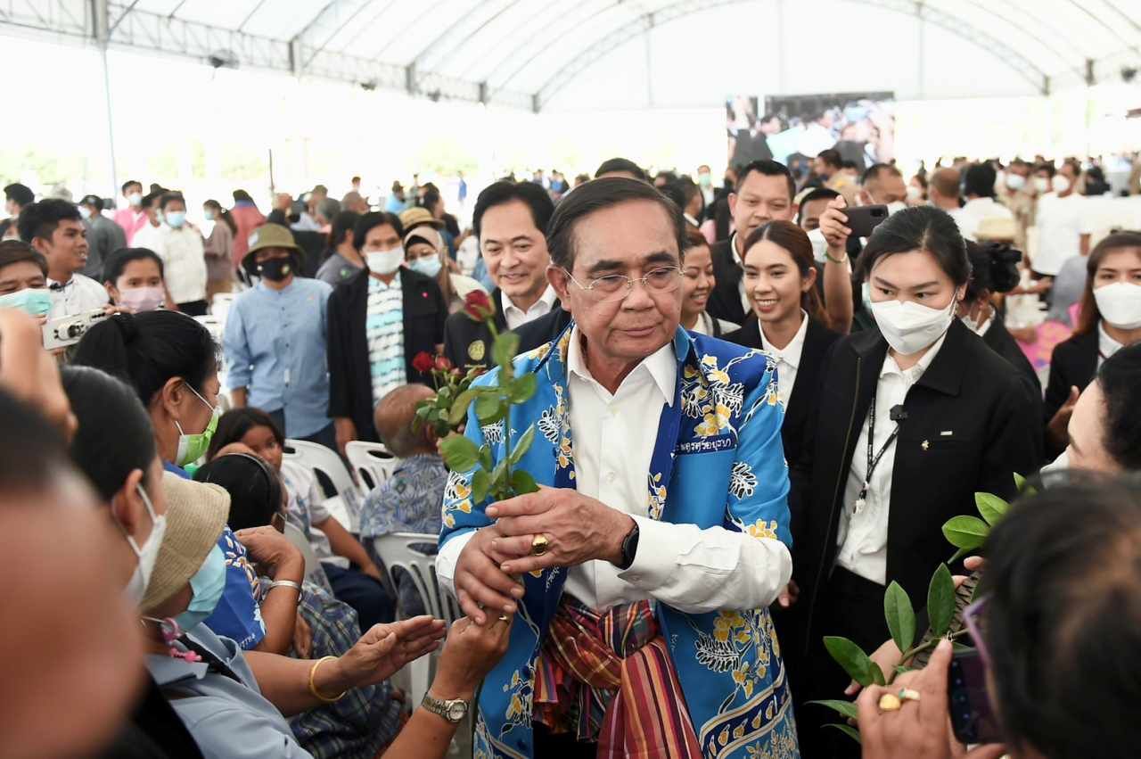 พล.อ.ประยุทธ์ จันทร์โอชา นายกรัฐมนตรีและ รมว.กลาโหม มีอาการมือขวาบวมอย่างเห็นได้ชัด ขณะลงพื้นที่ จ.พระนครศรีอยุธยา วันที่ 3 มีนาคม 2566