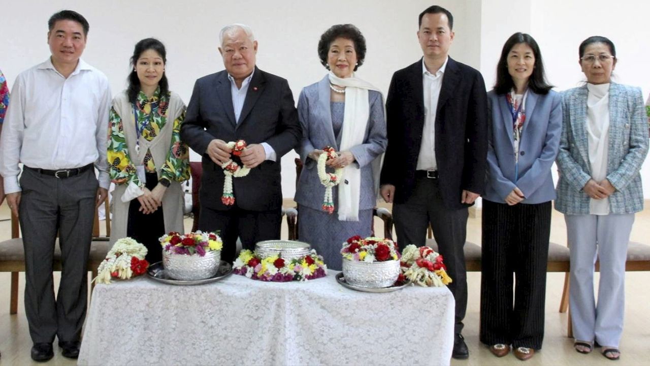 สงกรานต์  -  จุฑาทิพย์ อรุณานนท์ชัย และ จุฑามาศ อรุณานนท์ชัย นำผู้บริหารกลุ่มบริษัทน้ำตาลราชบุรีเข้าขอพร ดร.สุนทร–อารยา อรุณานนท์ชัย ในโอกาสเทศกาลสงกรานต์ โดยมี ตรีทิพ อรุณานนท์ชัย และ พวงทอง ลลิตไพศาล มาร่วมงานด้วย ที่อาคารเอสแอนด์เอ วันก่อน.