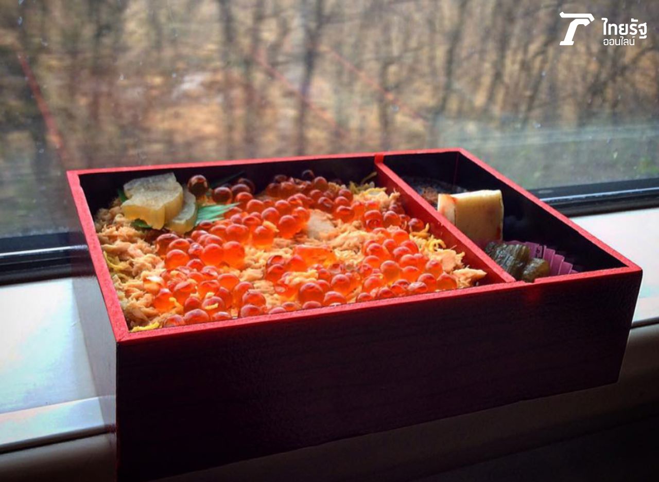 ข้าวกล่องหน้าปลาและไข่ปลาแซลมอน รองด้วยไข่ฝอย เสิร์ฟพร้อมเครื่องเคียงผักดอง สายบัวชิ้นน้อยๆ และไข่ม้วนฝานชิ้นพอคำ บนรถไฟสาย Hokkaido Limited Express หนึ่งในข้าวกล่องยอดนิยมของสถานีซัปโปโร เกาะฮอกไกโด 