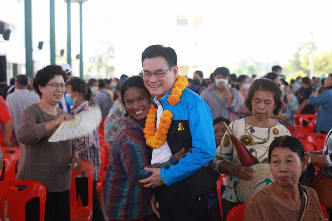 นายจุรินทร์ ลักษณวิศิษฏ์ หัวหน้าพรรคประชาธิปัตย์ กอดกับชาวบ้าน ขณะลงพื้นที่ จ.สุโขทัย