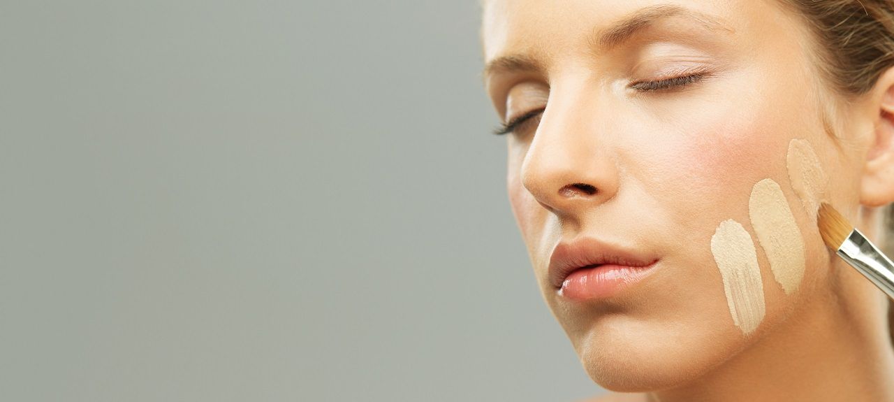 ควรเทียบสีรองพื้นด้วยตนเองที่หน้าร้านก่อนตัดสินใจซื้อ เพื่อป้องกันรองพื้นผิดเบอร์