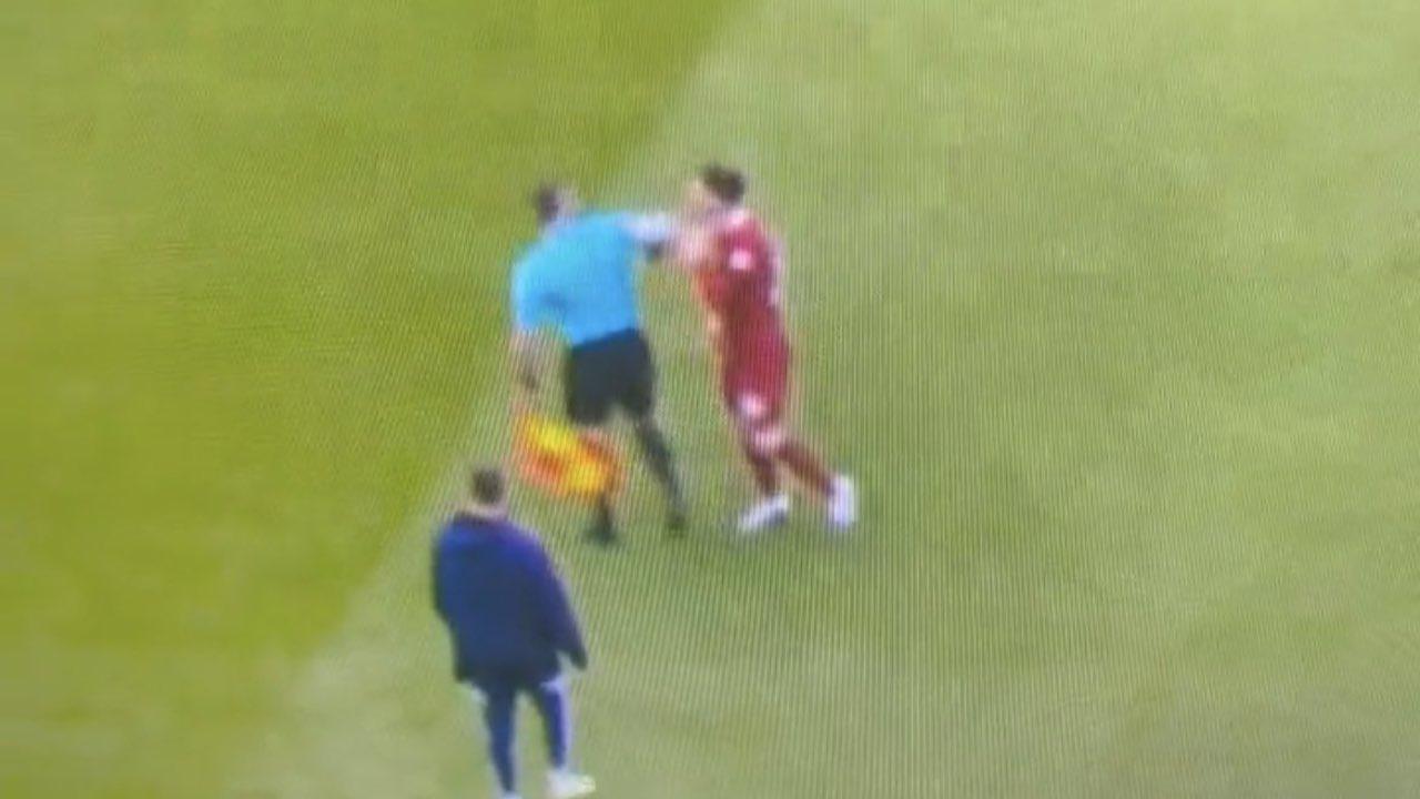 จ่อสอบเหตุฉาว "ไลน์แมน" ศอกใส่ "แข้งลิเวอร์พูล" เกมเสมออาร์เซนอล (คลิป)