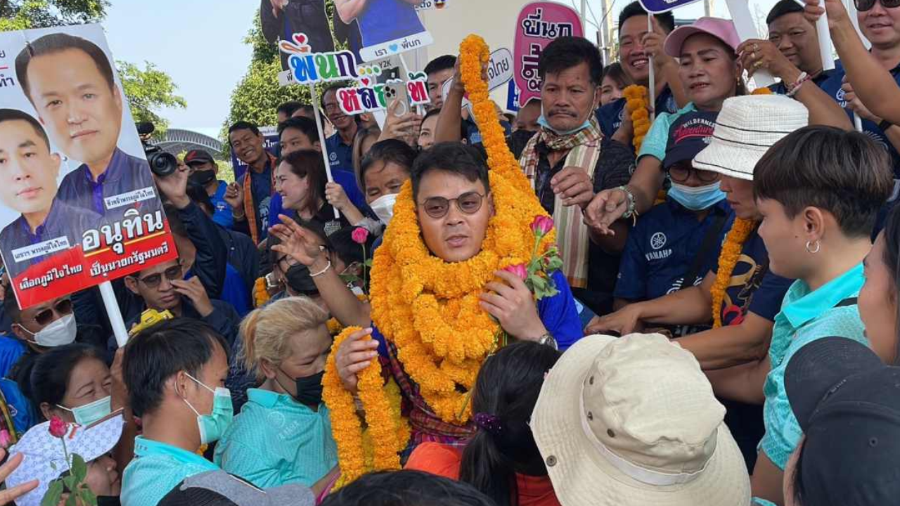 เลือกตั้ง : 2566 บุรีรัมย์ เสียงเชียร์กระหึ่ม ลูกชายเนวินพวงมาลัยล้นคอ (คลิป)
