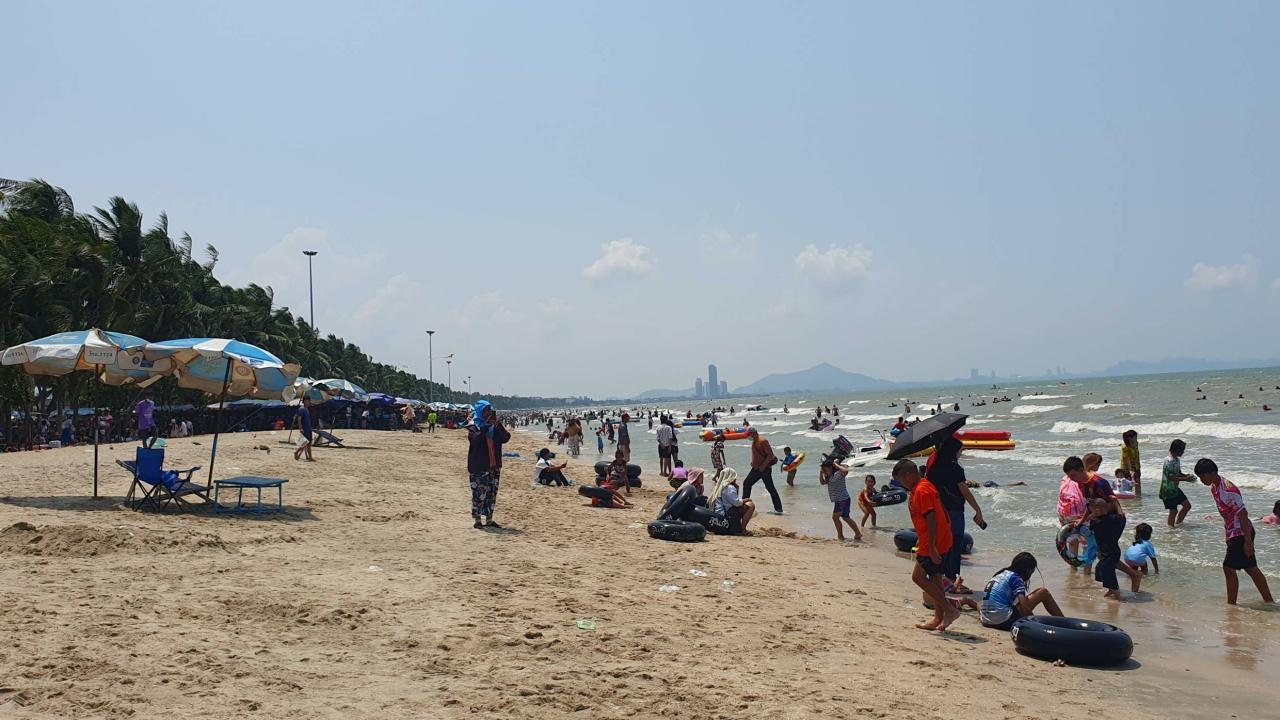 บางแสนคนล้น คนมาไหว้เช็งเม้งแวะเล่นน้ำคลายร้อน รถติดหนัก