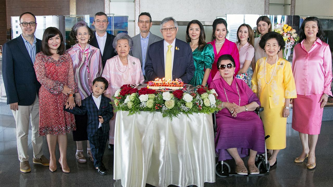 เบิร์ธเดย์ คุณหญิงสุจิตรา มงคลกิติ, มุกดา จิราธิวัฒน์ เอื้อวัฒนะสกุล และ รัตนา นรพัลลภ จัดงานเลี้ยงฉลองวันเกิดให้น้องชาย สุทธิเกียรติ จิราธิวัฒน์ โดยมี อาภัสรา หงสกุล, แมรี่ จิราธิวัฒน์ และ ธีระเดช จิราธิวัฒน์ มาร่วมงานด้วย ที่โรงแรมเซ็นทาราแกรนด์ เซ็นทรัลเวิลด์ วันก่อน.