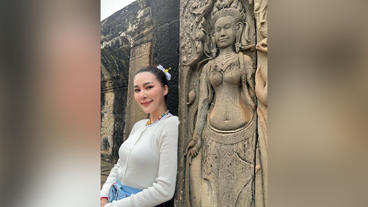 ฉลองสั่งลาอายุ 31 ปี จันจิ–จันจิรา ไม่อยู่เมืองไทยแต่บินไปเที่ยวเขมร แวะเข้าชมโบราณสถาน โพสต์ภาพให้ดูถ่ายคู่กับนางอัปสรา ...แบบว่าจะวัดกันไปเลย ใช่มั้ย ว่าใครสวยกว่ากัน?
