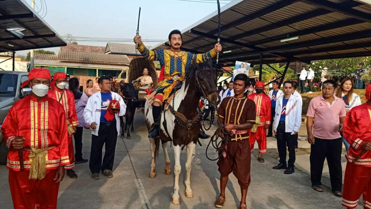 เลือกตั้ง 2566 : ศรัณย์วุฒิ ขี่ม้าชูดาบสมัคร ส.ส.อุตรดิตถ์ ประกาศสู้เพื่อลุงตู่