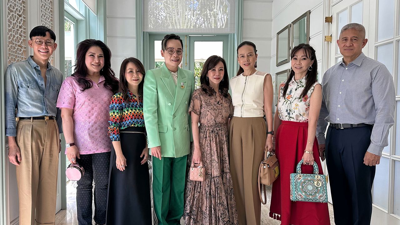 เบิร์ธเดย์ - สุริยน–เมก้า ศรีอรทัยกุล เชิญเหล่าเพื่อนสนิทมาร่วมงานเซอร์ไพรส์วันเกิดย้อนหลังให้ ขวัญใจ เจียรวนนท์ และ นวลพรรณ ล่ำซำ โดยมี พ.ต.อ.ดร.ณรัชต์ เศวตนันทน์, วราวุธ เลาหพงศ์ชนะ และ พิมพ์ใจ บูรพชัยศรี มาร่วมงานด้วย ที่โรงแรมแมนดาริน โอเรียนเต็ล วันก่อน.