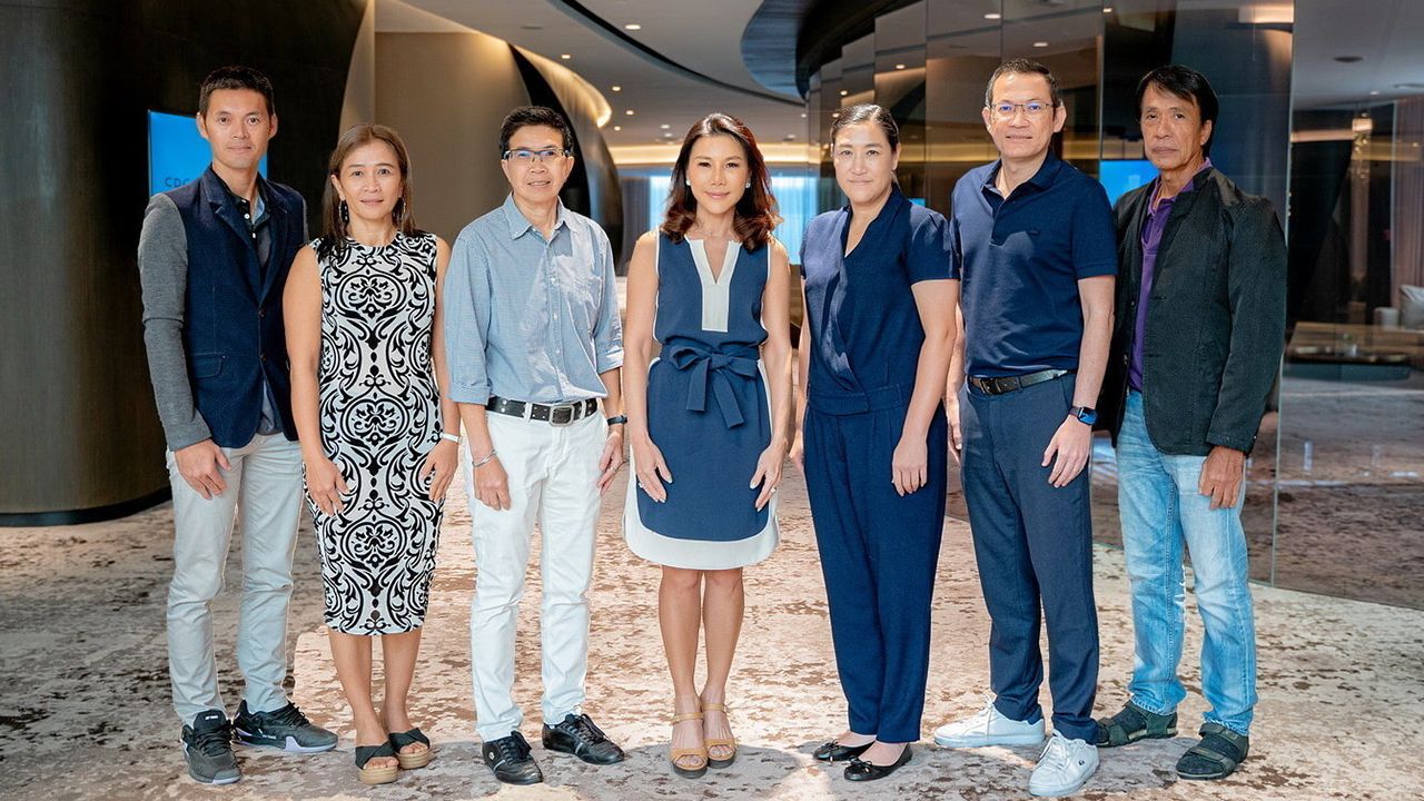 นายกหญิง - ดนัย อุดมโชค, ยุทธนา ภู่ประกาย, สาธิต บูรพรรณ์, แทมมารีน ธนสุกาญจน์ และ เรขา พงศ์อักษร มาร่วมแสดงความยินดีแก่ ศุภานวิต เอี่ยมสกุลรัตน์ นายกสมาคมกีฬาเทนนิสสูงอายุคนใหม่ พร้อมประชุมเตรียมการดำเนินงานของสมาคม ที่คริสตัล ดีไซน์ เซ็นเตอร์ วันก่อน.