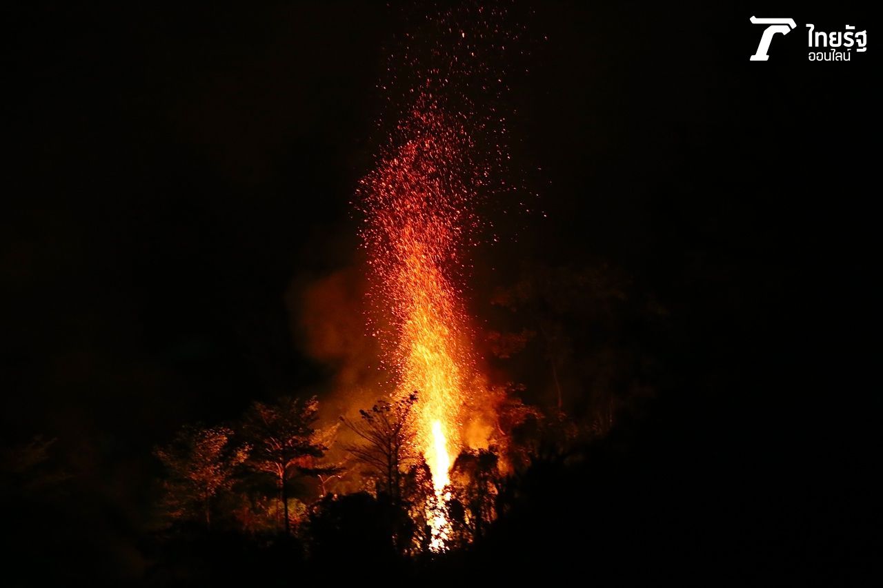 ไฟไหม้ป่าบนเขาชะพูล-ขาแหลม จ.นครนายก บริเวณพื้นที่บ้านเขาพระ จ.นครนายก ยังคงลุกลามต่อเนื่อง ช่วงกลางดึกของวันที่ 29 มีนาคม 2566