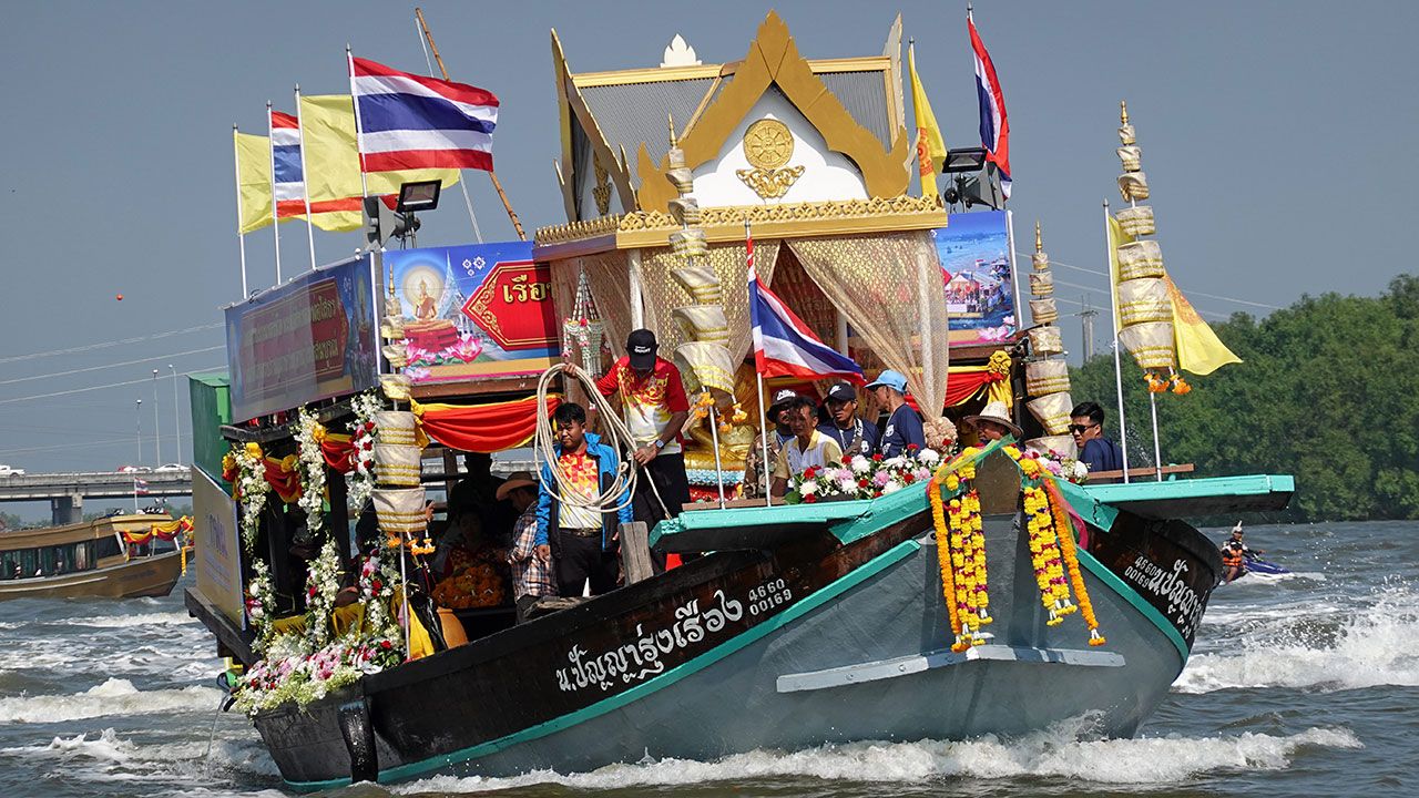 พิธีแห่หลวงพ่อโสธรทางน้ำ