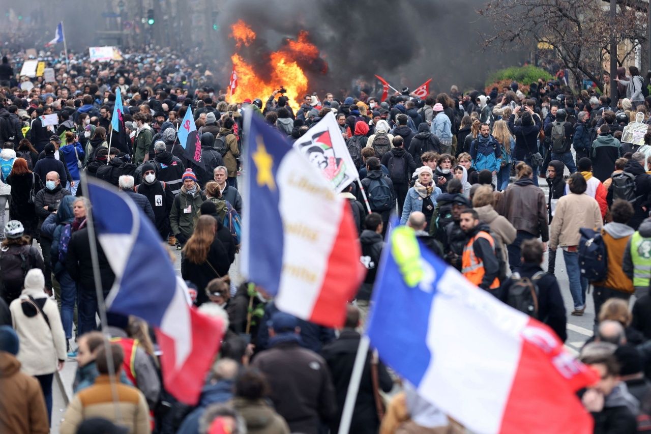 ชาวฝรั่งเศสออกมาประท้วงคัดค้านแผนปฏิรูประบบบำนาญของรัฐบาลประธานาธิบดีเอ็มมานูเอล มาครง