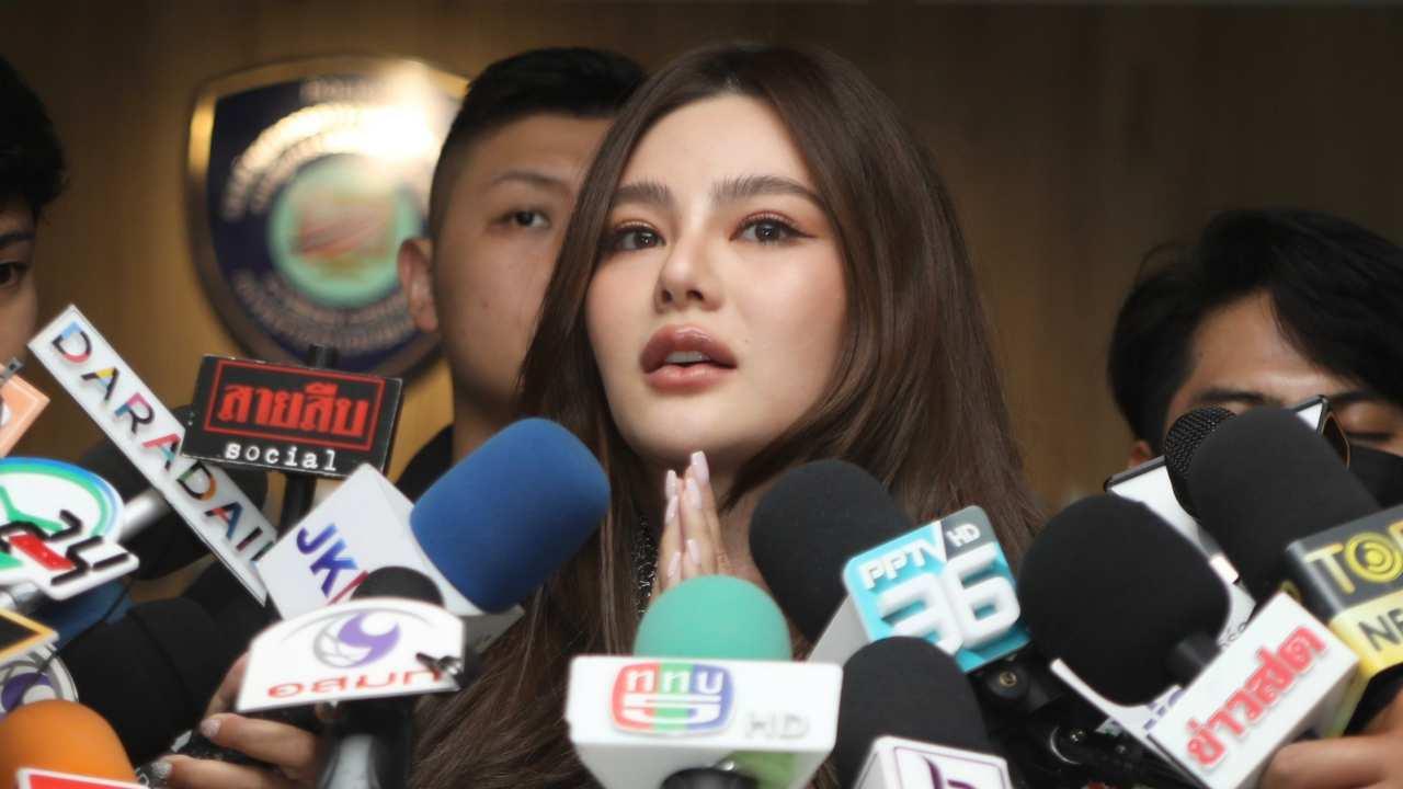 ดิว อริสรา มาตามนัด เข้าให้ปากคำตำรวจไซเบอร์ คดีเว็บพนัน "มาเก๊า 888"