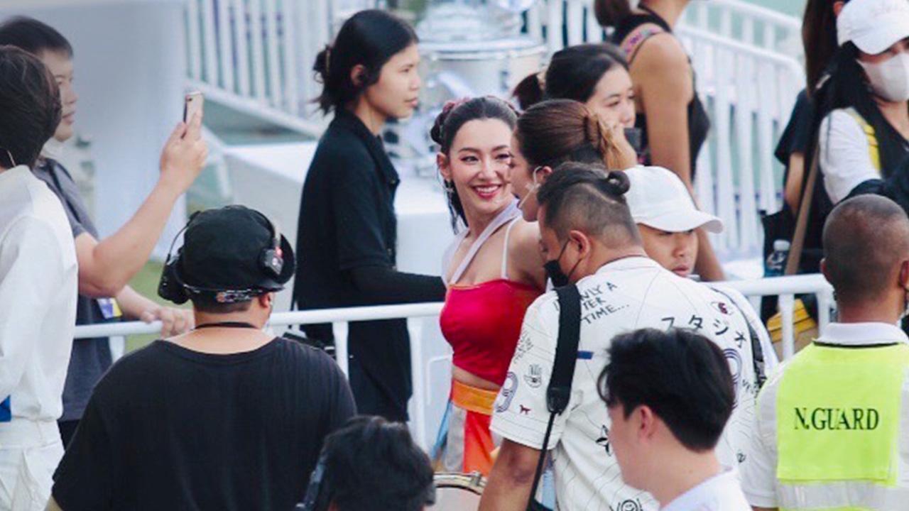 ชอตเด็ด เบลล่า-มิว-มาร์กี้-มิ้นต์ ส่งยิ้มให้กันสยบดราม่าแก๊งนางเอก ม.