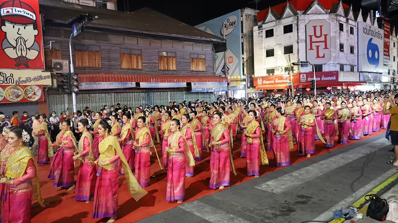 กลุ่มสตรีลูกหลานย่าโม จำนวน 10,555 คน สวมชุดไทย คาดสไบทอง มาร่วมรำบวงสรวง และน้อมรำลึกวีรกรรม ท้าวสุรนารี วีรสตรีชาวนครราชสีมา.