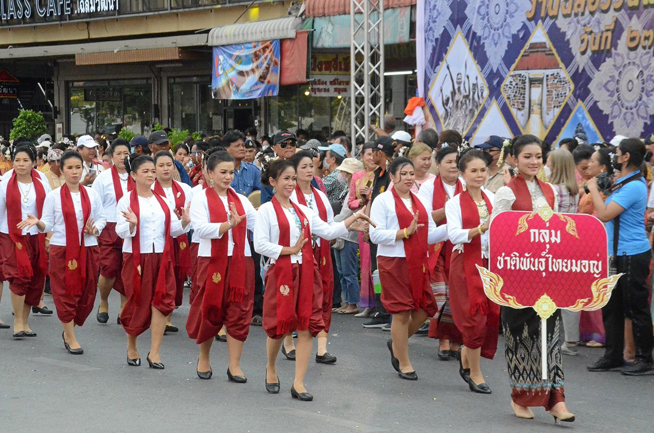 ขบวนปราสาทหินและขบวนกลุ่มชาติพันธุ์วัฒนธรรมคนโคราช ร่วมขบวนติดตามขบวนเมืองหญิงกล้า และขบวนผ้าไหมดีหมี่โคราช ขบวนดินด่านเกวียน และขบวนโคราชเมืองกีฬา.
