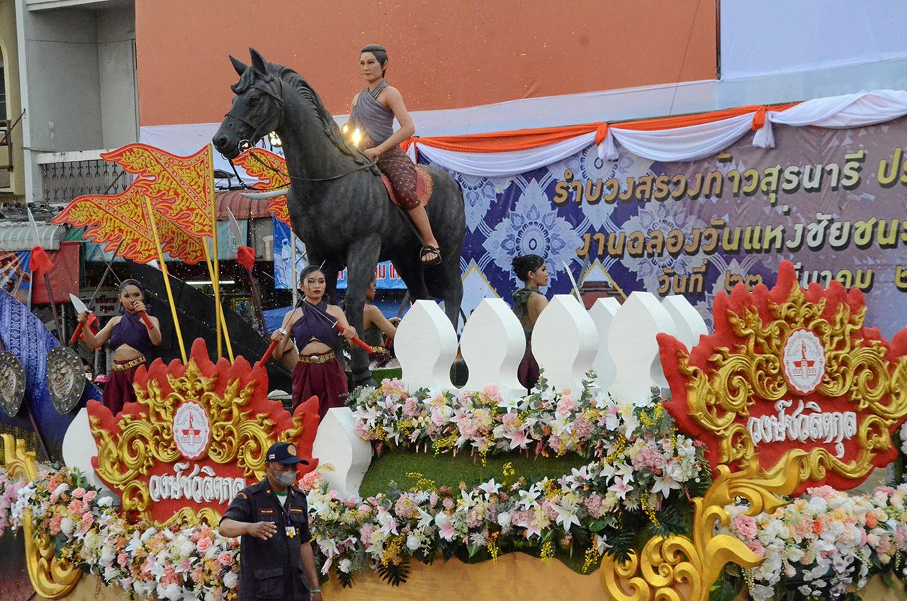 ขบวนแห่เฉลิมฉลองวันแห่งชัยชนะของ ท้าวสุรนารี ประจำปี 2566 ยิ่งใหญ่ตระการตา ได้รับความสนใจจากชาวไทยและนักท่องเที่ยวต่างชาติ.
