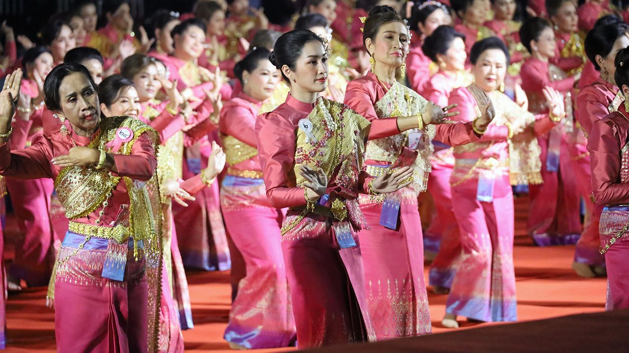 นางอรจิรา ศิริมงคล ประธานชมรมแม่บ้านมหาดไทย จ.นครราชสีมา สวมชุดไทย คาดสไบทอง ร่วมรำบวงสรวง ท้าวสุรนารี วีรสตรี ชาวนครราชสีมา.