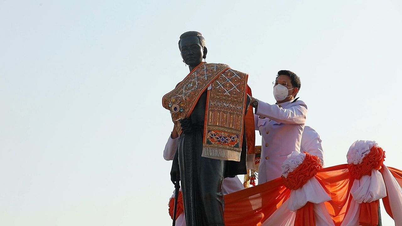 นายสยาม ศิริมงคล ผวจ.นครราชสีมา ประกอบพิธีอัญเชิญผ้าสไบพระราชทานสีส้ม ขึ้นไปห่ม องค์ท้าวสุรนารี ณ ลานอนุสาวรีย์ท้าวสุรนารี.
