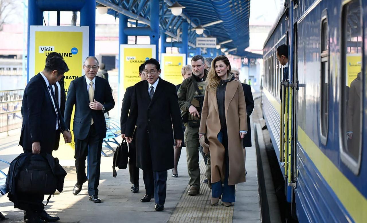 ฟูมิโอะ คิชิดะ นายกรัฐมนตรีญี่ปุ่น สร้างเซอร์ไพรส์เดินทางไปกรุงเคียฟ ระหว่างที่ สี จิ้นผิง เยือนรัสเซีย