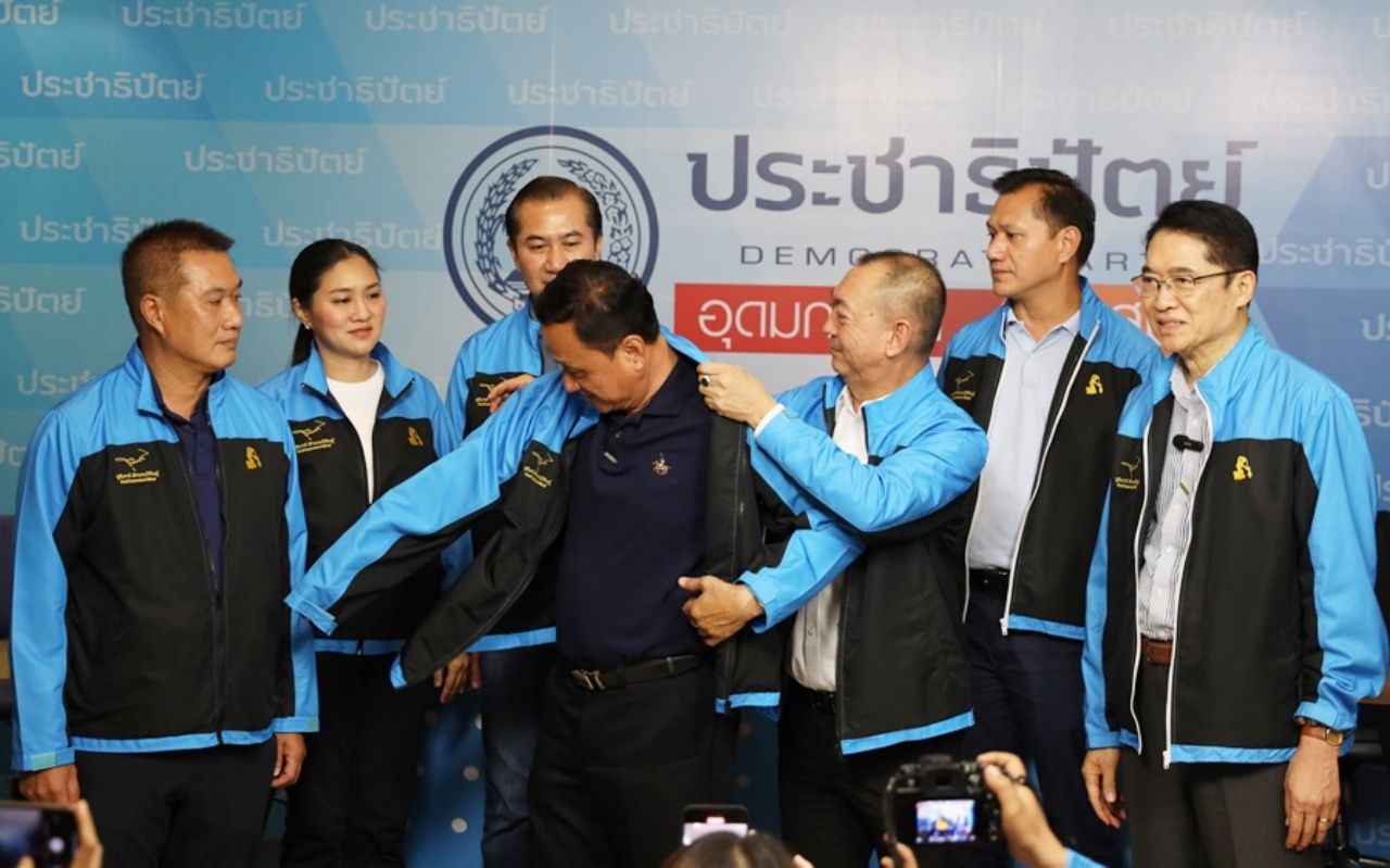 นายสุวัฒน์ ม่วงศิริ มาสมัครเป็นสมาชิกประชาธิปัตย์แบบตลอดชีพ และเสนอตัวลงเป็นผู้สมัคร ส.ส.กรุงเทพมหานคร ในสังกัดพรรคประชาธิปัตย์