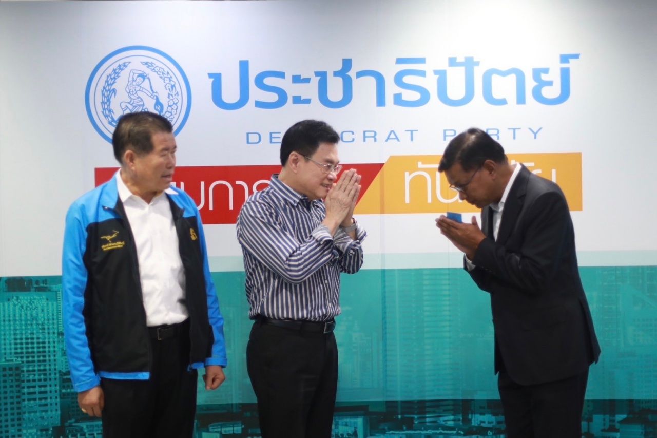 ม.ร.ว.ศศิพฤนท์ จันทรทัต เดินทางเข้าพบ นายจุรินทร์ ลักษณวิศิษฏ์ หัวหน้าพรรค และได้สมัครเป็นสมาชิกพรรคประชาธิปัตย์แบบตลอดชีพ