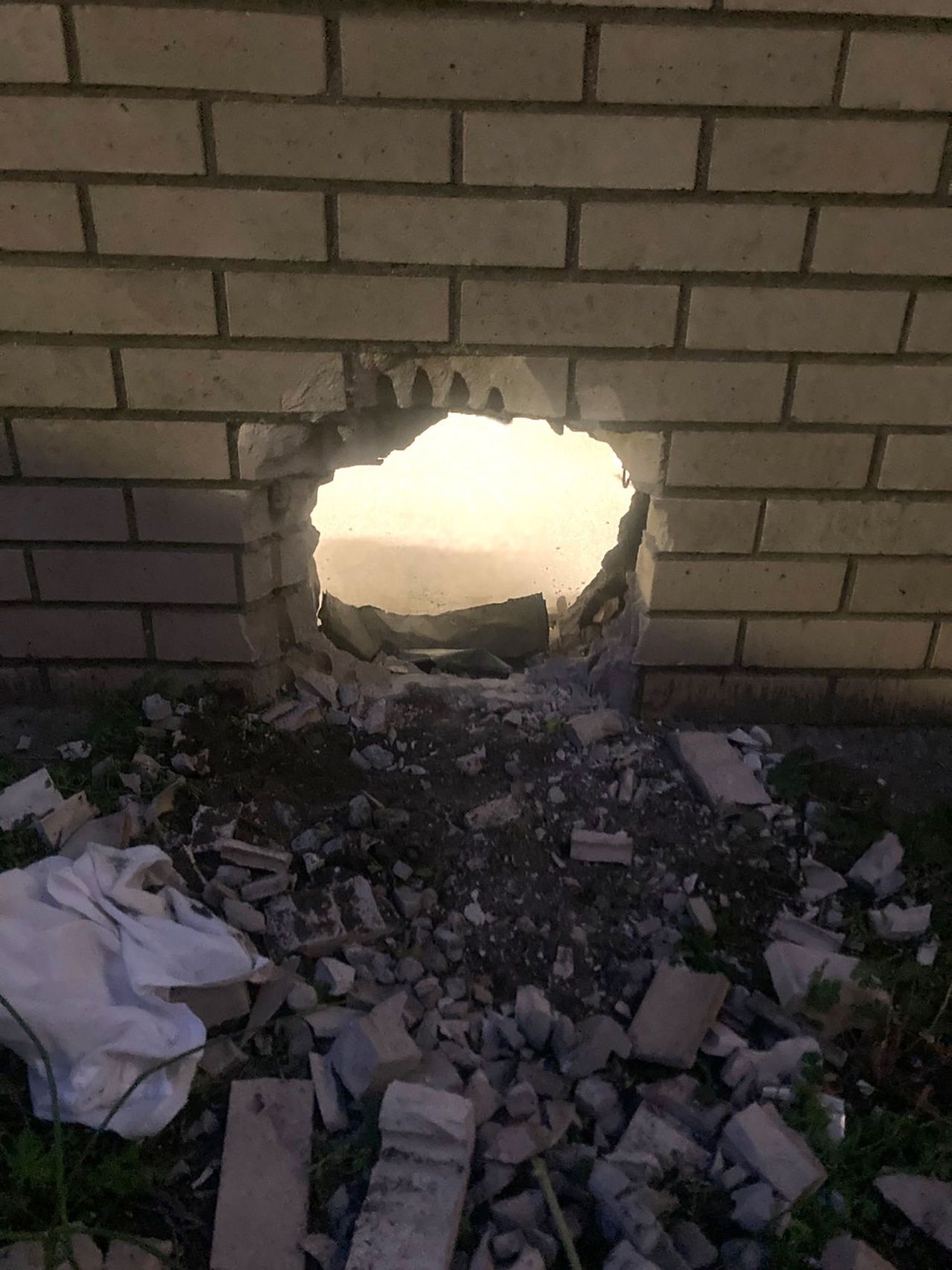 สองนักโทษในสหรัฐฯใช้อุปกรณ์ทำมือประกอบด้วยแปรงสีฟันและโลหะ งัดแงะกำแพง จนแหกคุกได้สำเร็จ