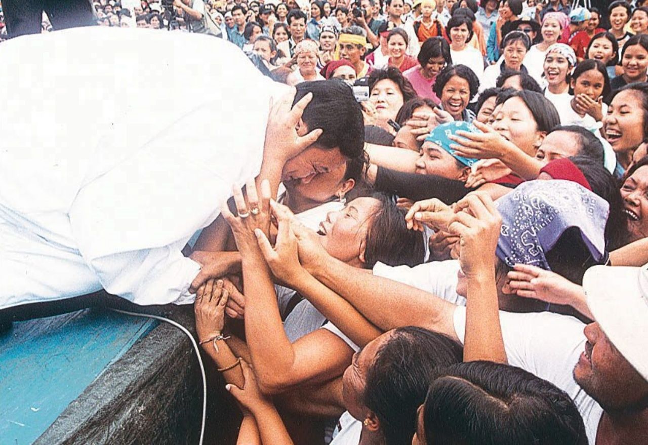 ทักษิณ ขณะเป็นนายกรัฐมนตรี ได้รับความนิยมจากประชาชน