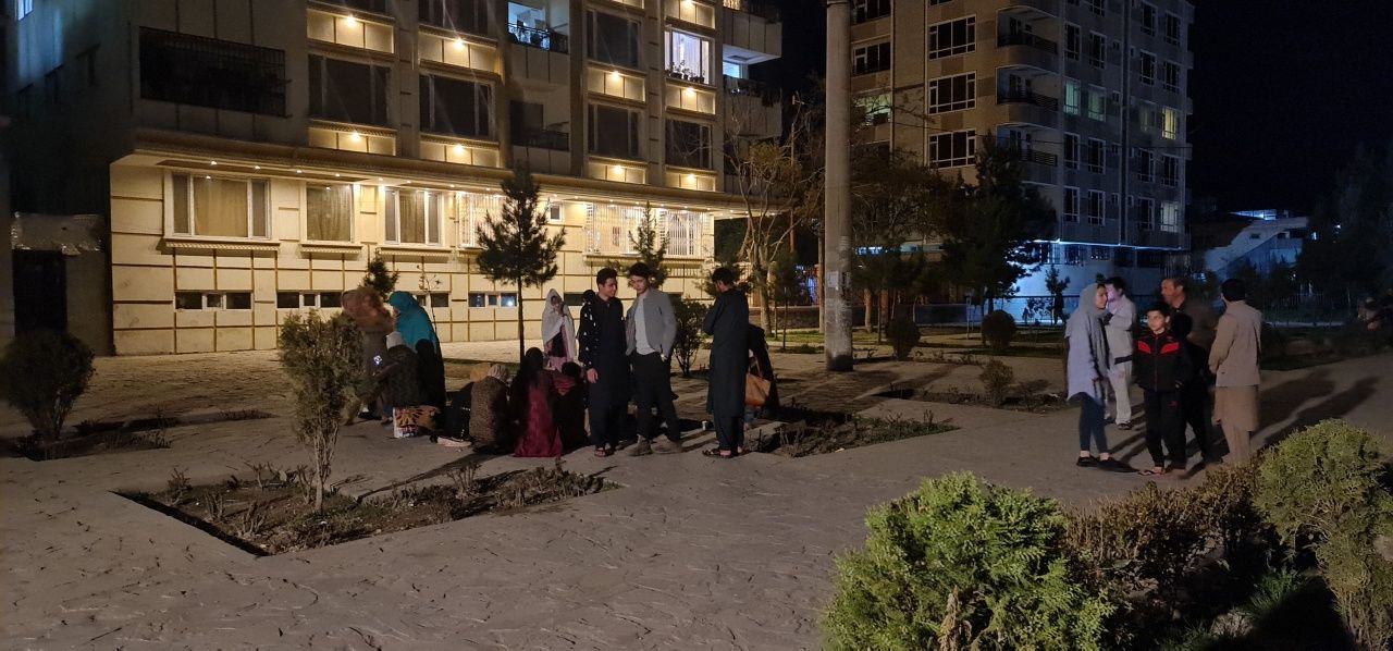 ประชาชนในกรุงคาบูล เมืองหลวงอัฟกานิสถาน รีบลงมาจากอพาร์ตเมนต์ด้วยความตื่นตระหนก หลังเกิดแผ่นดินไหวรุนแรงขนาด 6.5 เขย่าอัฟกานิสถาน เมื่อคืน 21 มี.ค.2566