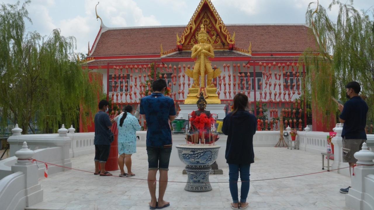 ได้โชคหลักแสน หนุ่มดวงเฮงถวายชุดไทย แก้บนท้าวเวสสุวรรณ ไม่ลืมขอ "เลขเด็ด" ลุ้นรวย