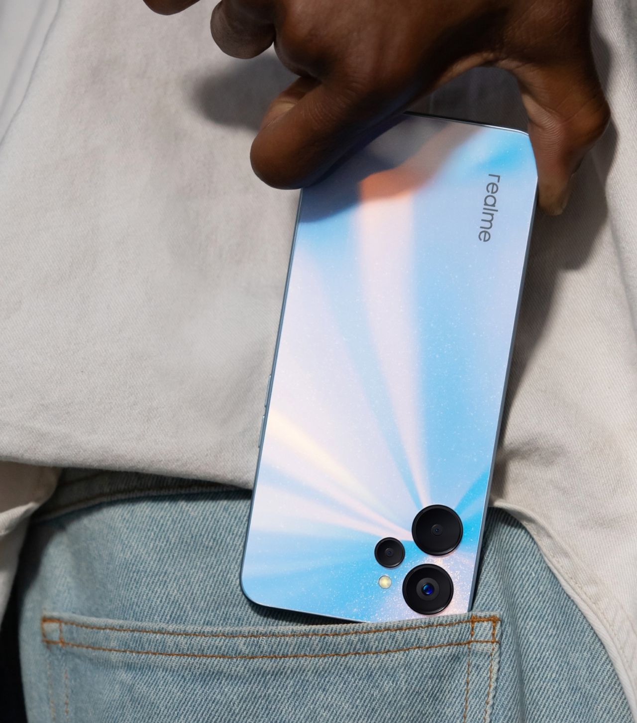 realme 10T 5G ในสี Dash Blue